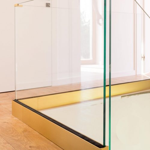 balustrada szklana w złotej szynie